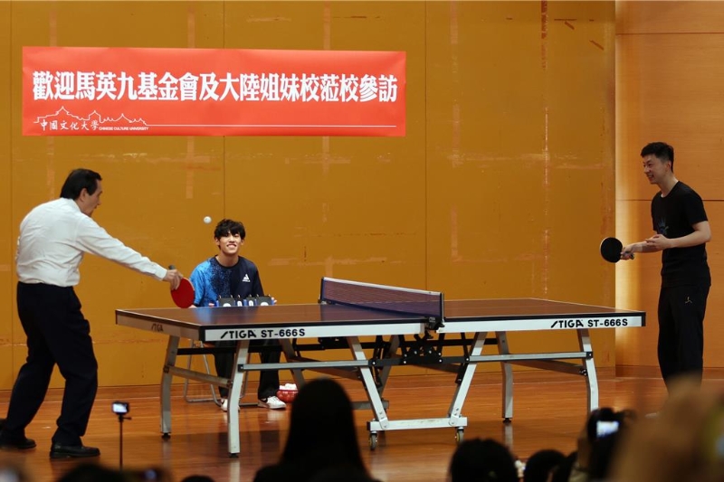 大陸桌球名將馬龍近日跟隨陸生團訪臺，29日前往文化大學進行交流，并與我國退役桌球名將蔣澎龍與巴黎奧運國手陳思羽切磋球技，上演奧運層級的交流賽。前總統(tǒng)馬英九（左）開球與馬龍（右）切磋一下。