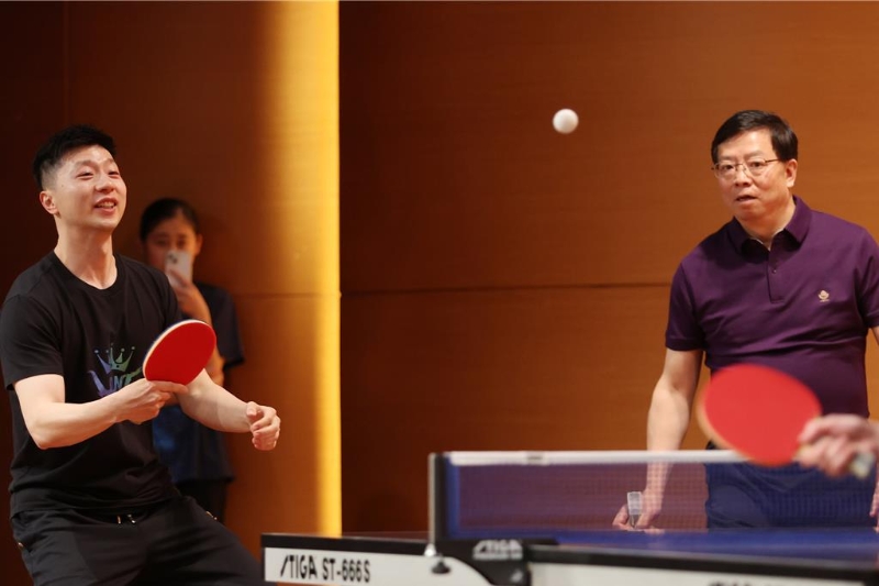 大陸桌球名將馬龍（左）近日跟隨陸生團訪臺，29日前往文化大學進行交流，并與我國退役桌球名將蔣澎龍與巴黎奧運國手陳思羽切磋球技，上演奧運層級的交流賽。