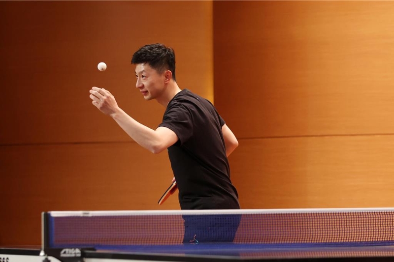 大陸桌球名將馬龍（見圖）近日跟隨陸生團訪臺，29日前往文化大學進行交流，并與我國退役桌球名將蔣澎龍與巴黎奧運國手陳思羽切磋球技，上演奧運層級的交流賽。
