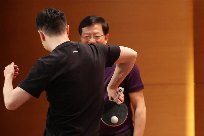 大陸桌球名將馬龍近日跟隨陸生團訪臺，29日前往文化大學進行交流，并與我國退役桌球名將蔣澎龍與巴黎奧運國手陳思羽切磋球技，上演奧運層級的交流賽。馬龍還現(xiàn)場秀背后開球。