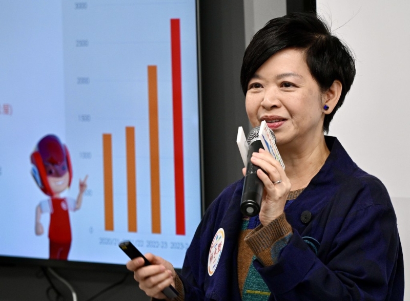 房屋局局長何永賢在會議上表示，不應(yīng)負(fù)面看待公屋富戶，形容是房屋階梯上流的過程。