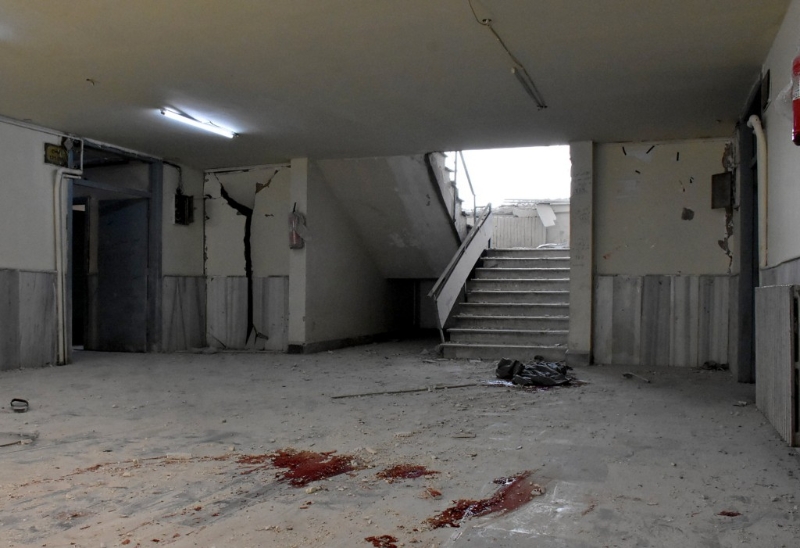 阿勒頗市大學城遭到叛軍炮擊，造成4名平民死亡，地上血跡斑斑。新華社