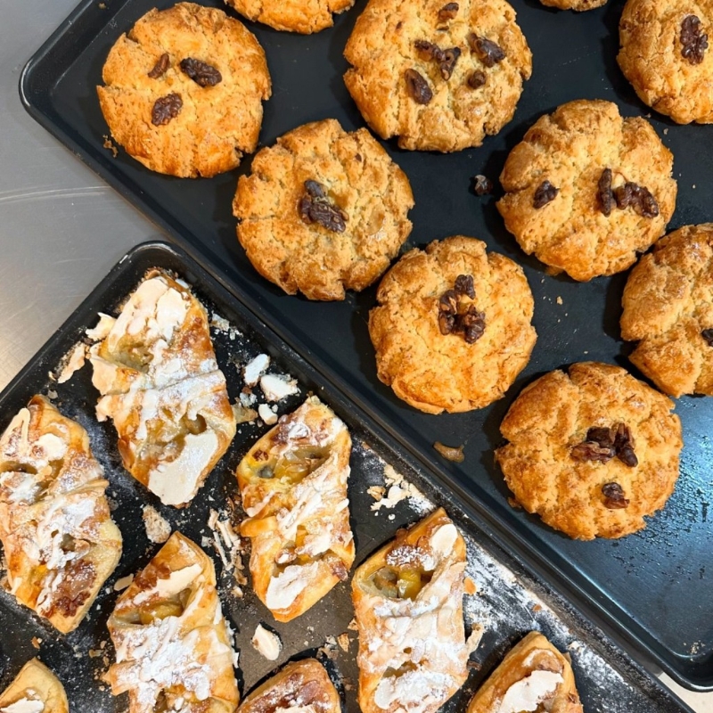 合桃酥烤至金黃色，表面更舖上合桃碎，賣相吸引(圖片來源：Instagram)