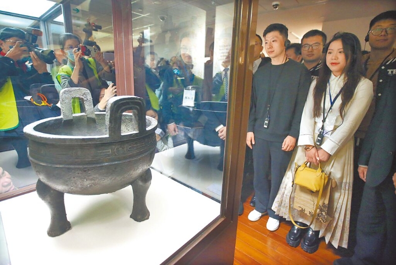 陸生團訪臺，11月30日參觀臺北故宮博物院，奧運女子空氣步槍金牌選手楊倩（右起）及奧運乒乓球6金選手馬龍等人欣賞毛公鼎。