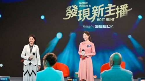 趙燕霞(右)在“發(fā)現(xiàn)新主播”大灣區(qū)專場(chǎng)決賽中獲最佳表現(xiàn)獎(jiǎng)。