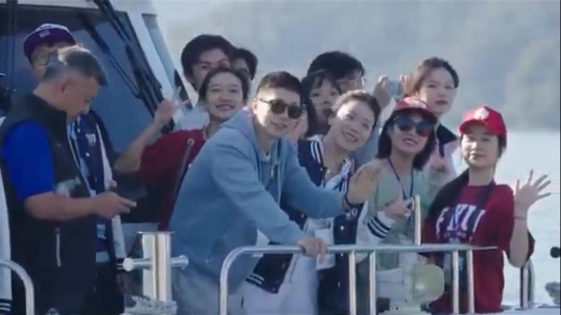 大陸高校生受馬英九基金會邀請，其中還有奧運乒乓球金牌選手馬龍在內等訪問團一行，今日抵達南投日月潭參觀、環(huán)潭。