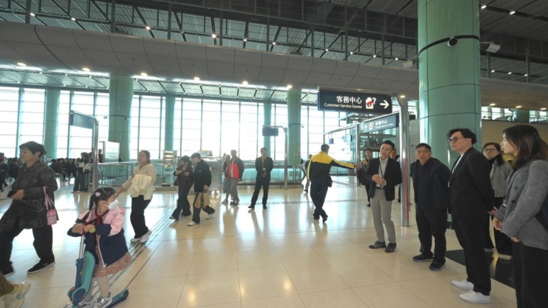 林世雄視察落馬洲支線管制站運(yùn)作情況。 運(yùn)流局FB