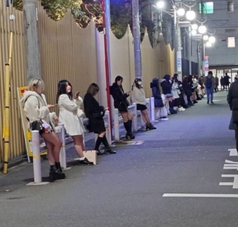 年輕女性在大久保公園“企街”。