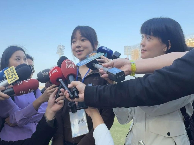 大陸高校師生訪問(wèn)團(tuán)1日下午赴臺(tái)中洲際棒球場(chǎng)，被問(wèn)及中國(guó)臺(tái)北隊(duì)在世界12強(qiáng)棒球賽中奪冠，復(fù)旦大學(xué)經(jīng)濟(jì)學(xué)院大四生宋思瑤表示，代表師生訪問(wèn)團(tuán)祝賀中國(guó)臺(tái)北隊(duì)，希望大陸和臺(tái)灣同胞像中信兄弟英文隊(duì)名中的“Brothers”一樣，一起為祖國(guó)在棒球領(lǐng)域更上一層樓。