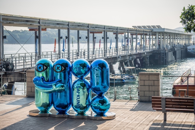 作品《嗨！西貢》由已居住西貢30多年的本地設計師羅曉騰創(chuàng)作，擺放在西貢碼頭與各位游客say hi?。▓D片來源：西貢海藝術節(jié)）