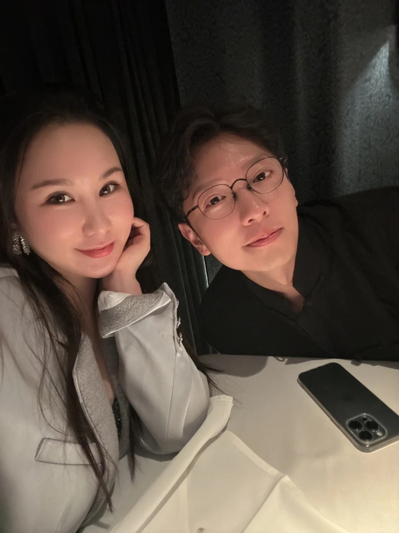 高鈞賢的太太額頭及蘋果肌十分飽滿，皮膚白裡透紅，五官偏小巧玲瓏的感覺(jué)，可能是因?yàn)樗哪樞推珗A潤(rùn)的緣故，眉眼之間確實(shí)能看出前港姐冠軍張嘉兒的影子。