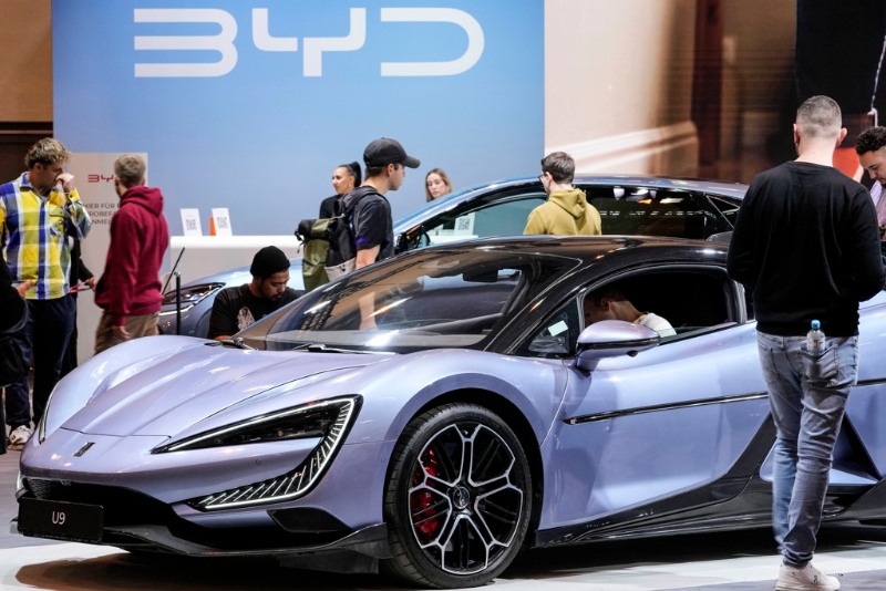 中國新興車企比亞迪銷量首度沖破100萬臺，不僅創(chuàng)下單季歷史新高紀錄，同時超越美國老牌車企福特，躍居全球第6大汽車廠。