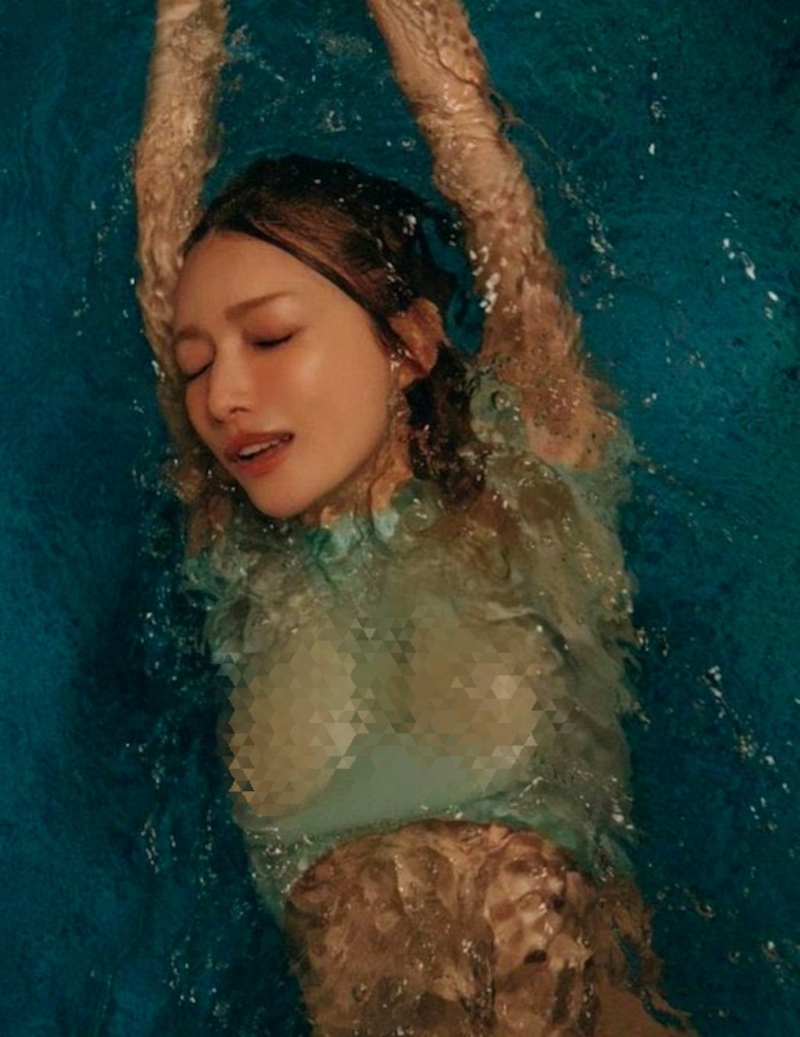 其中一組照片能看到后藤真希穿著超薄T恤、無罩下水，濕身后胸部激凸。