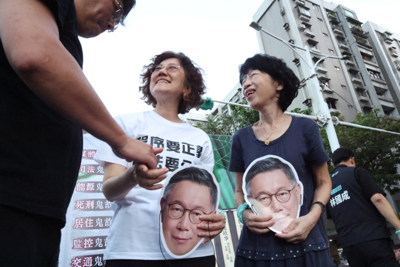 圖為柯文哲妻子陳佩琪（右一）、柯文哲的妹妹柯美蘭（中）。