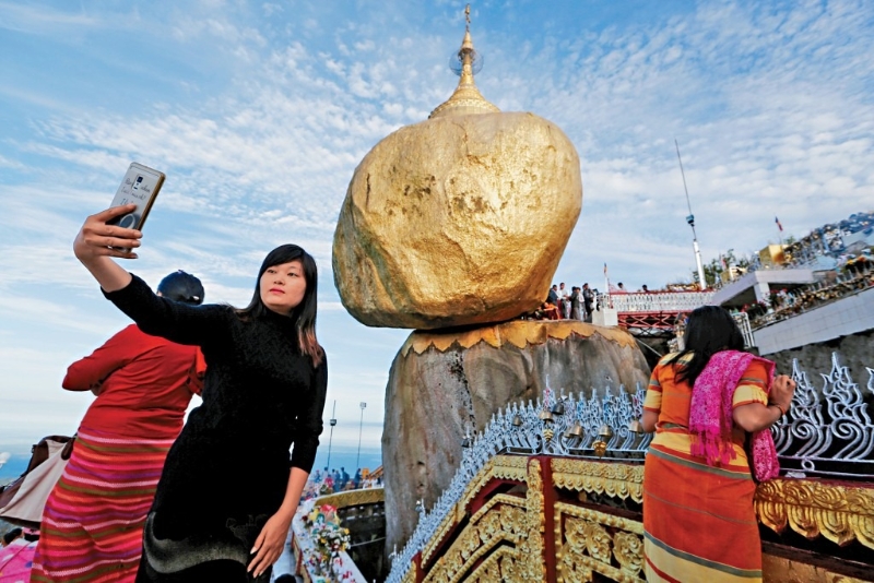 緬甸孟邦海濱小鎮(zhèn)齋托附近的大金石聳立在懸崖邊，是著名的佛教朝圣地。路透社