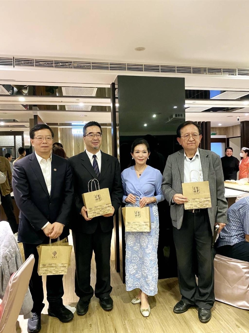 黃碧嬌(右二) 黃碧嬌(右二)