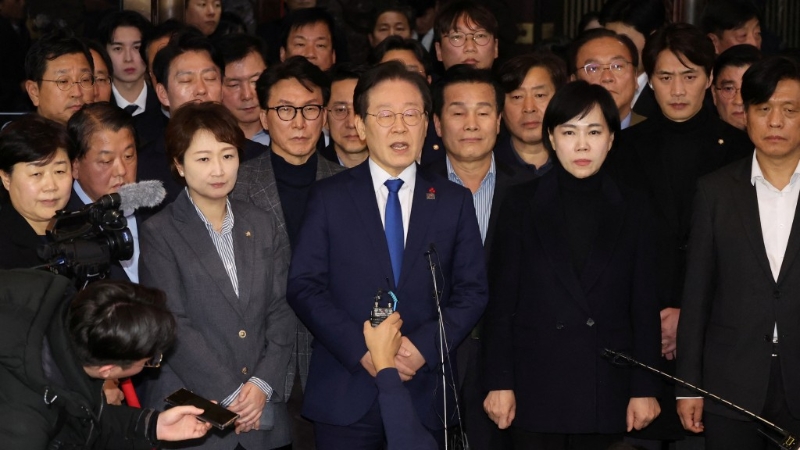 反對黨領袖李在明指戒嚴令是非法的和違憲的。 路透社