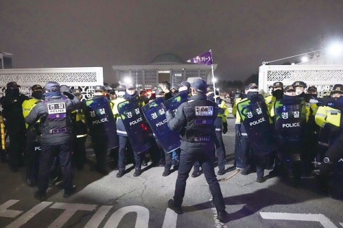韓國(guó)總統(tǒng)尹錫悅昨晚突宣布緊急戒嚴(yán)，警方在首爾國(guó)會(huì)前站崗。美聯(lián)社