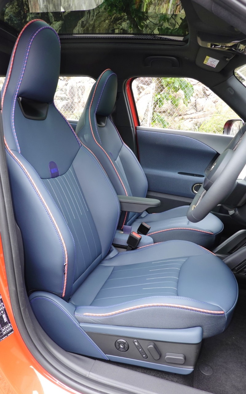 一雙跑車桶座椅附電控調(diào)校，駕駛席另備按摩及記憶組合