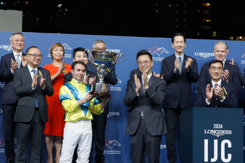 楊潤雄昨日出席賽馬活動，為浪琴國際騎師錦標賽頒發(fā)獎杯，期間笑容滿臉。