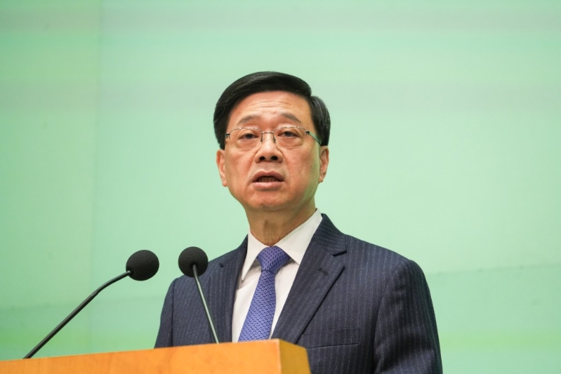 問及為何今次被換局長(zhǎng)不包括謝展寰，李家超回應(yīng)時(shí)指每個(gè)局長(zhǎng)都是全力以赴。 吳艷玲攝