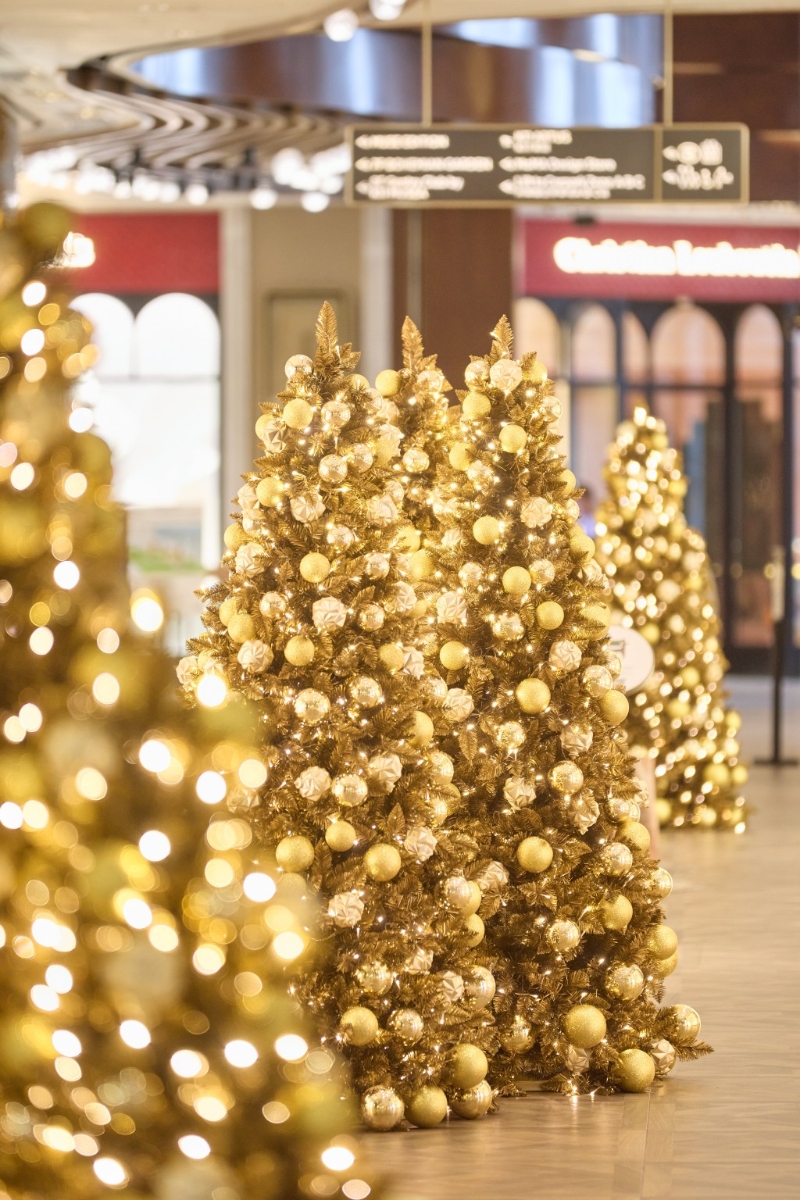 3.金色圣誕樹：商場(chǎng)多處設(shè)置金色圣誕樹，營(yíng)造璀璨華麗的圣誕氣氛（官方圖片）