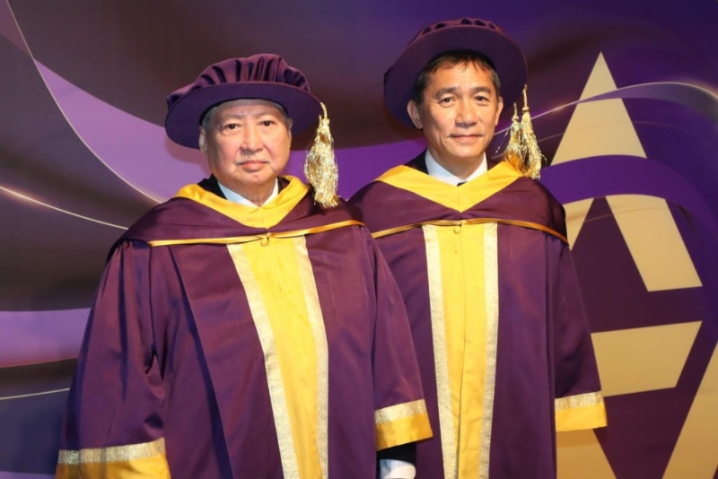 梁朝偉與洪金寶一同獲頒授榮譽(yù)博士學(xué)位。