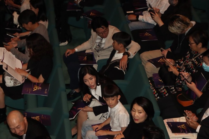 洪天明與太太周家蔚帶著兩名兒子到場(chǎng)支持爺爺洪金寶。圖中穿黑色上衣的高麗虹與洪天明兒子望同一方向，似乎在聊天，神情很可愛。