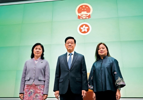 行政長官李家超率領(lǐng)新任局長見傳媒，左為新任運(yùn)輸及物流局局長陳美寶，右為新任文化體育及旅游局局長羅淑佩。