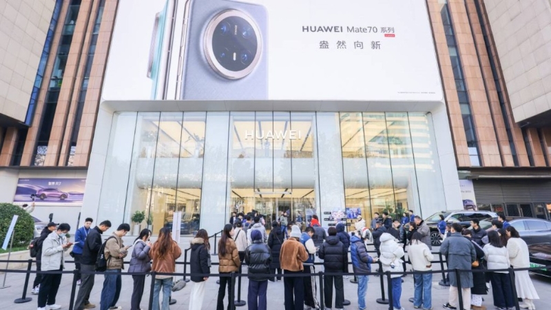 華為Mate 70今早開(kāi)售，多地華為門(mén)店出現(xiàn)購(gòu)買(mǎi)人龍。微博