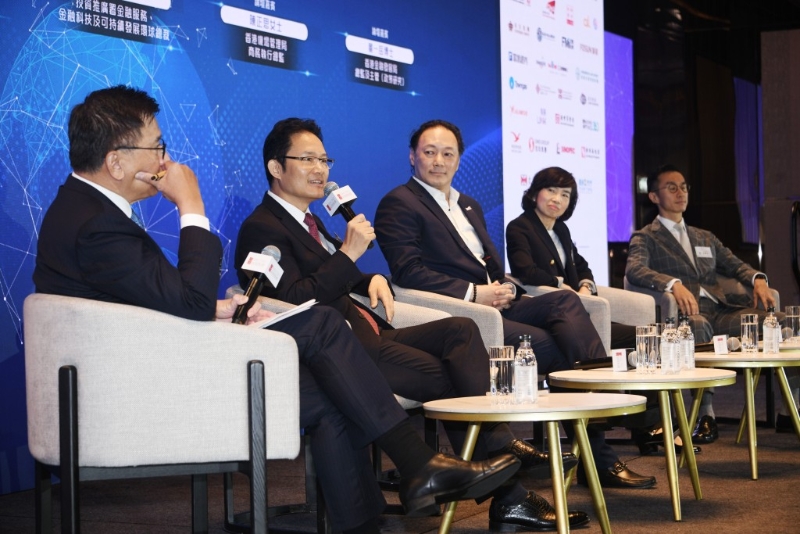 天九企服董事長(zhǎng)兼CEO戈峻（左二）表示，隨著「一帶一路」進(jìn)入高質(zhì)量新階段，當(dāng)中最重要的是人才，亦正正是香港的優(yōu)勢(shì)。