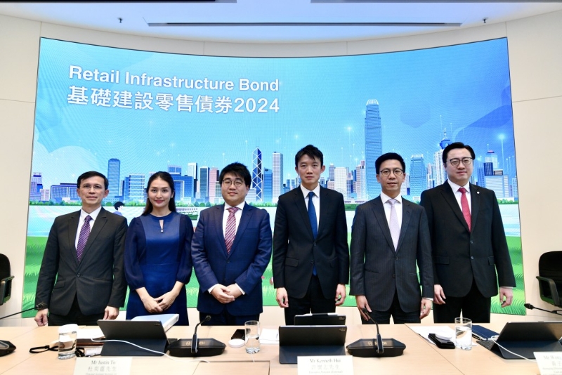 左起： 發(fā)展局首席助理秘書長（項目推展及策略）馮耀文，財經(jīng)事務(wù)及庫務(wù)局首席助理秘書長（庫務(wù)及工務(wù)）賀穎君，財經(jīng)事務(wù)及庫務(wù)局首席助理秘書長（財經(jīng)事務(wù)）杜奕霆，香港金管局助理總裁（外事） 許懷志，滙豐銀行大中華市場外匯固收交易部主管黃子卓，中銀香港個金產(chǎn)品總經(jīng)理周國昌