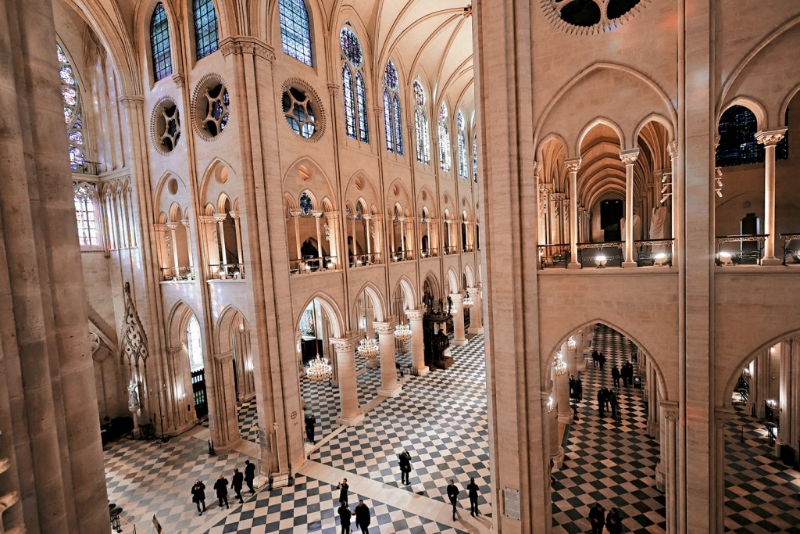 經(jīng)翻新的巴黎圣母院大教堂昨日讓總統(tǒng)馬克龍與過千匠人內(nèi)進(jìn)參觀。