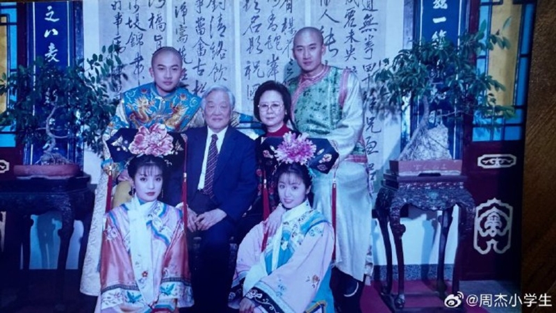 瓊瑤夫婦和《環(huán)珠格格》幾名青年主演合影。