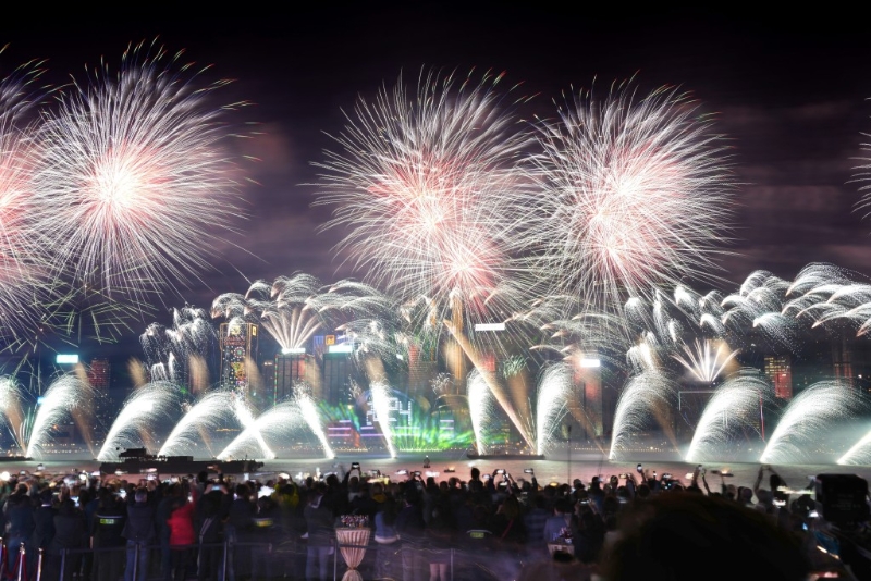 「香港跨年倒數(shù)」煙花音樂匯演。