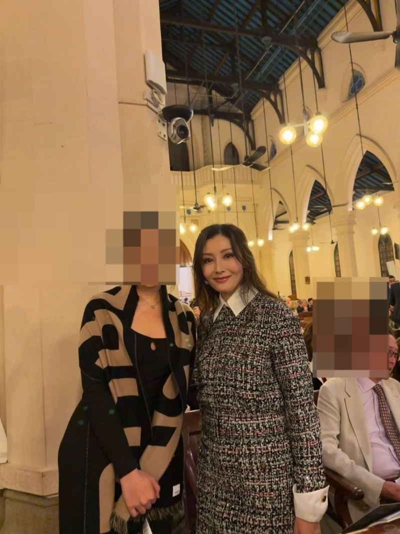 昨日（7日）有網(wǎng)民在小紅書上曬出一張在活動巧遇李嘉欣的合照，打扮引起網(wǎng)民討論。