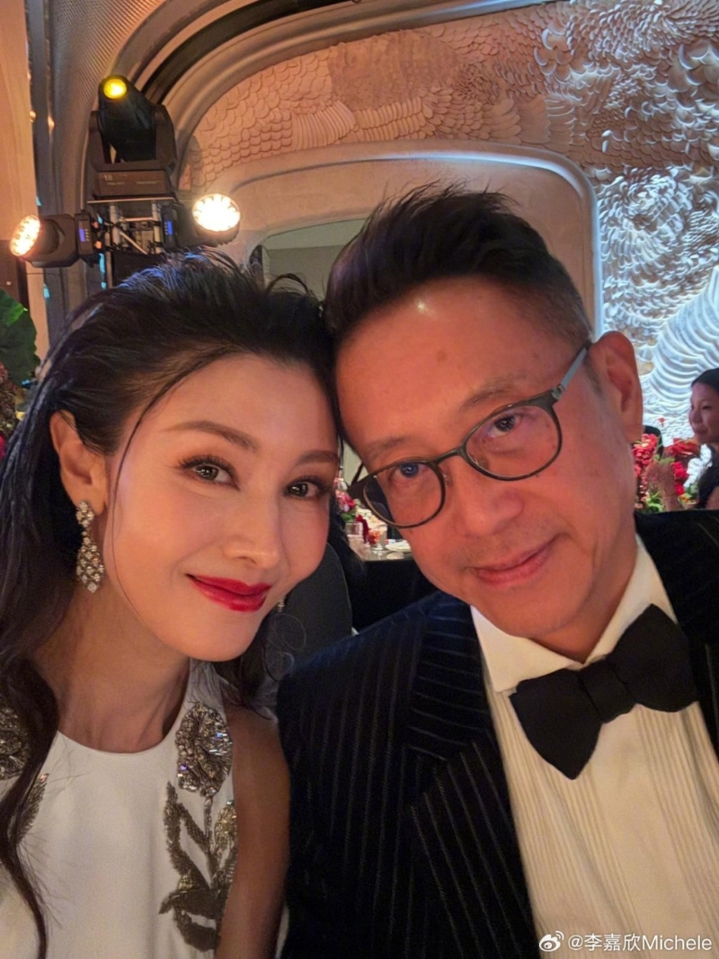 李嘉欣亦貼出兩張與老公的合照，二人坐在一起頭貼頭玩自拍，恩愛非常。