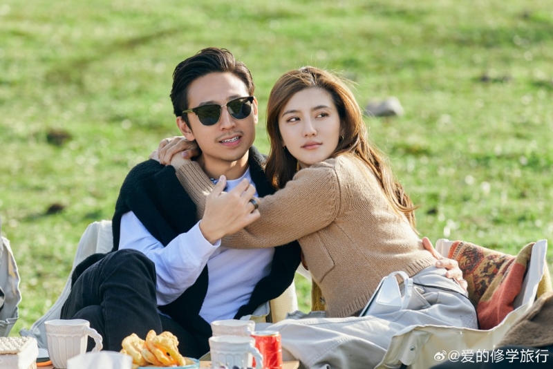 吳千語(yǔ)與施伯雄早前高調(diào)參加戀愛(ài)真人騷《愛(ài)的修學(xué)旅行》大放閃光彈。