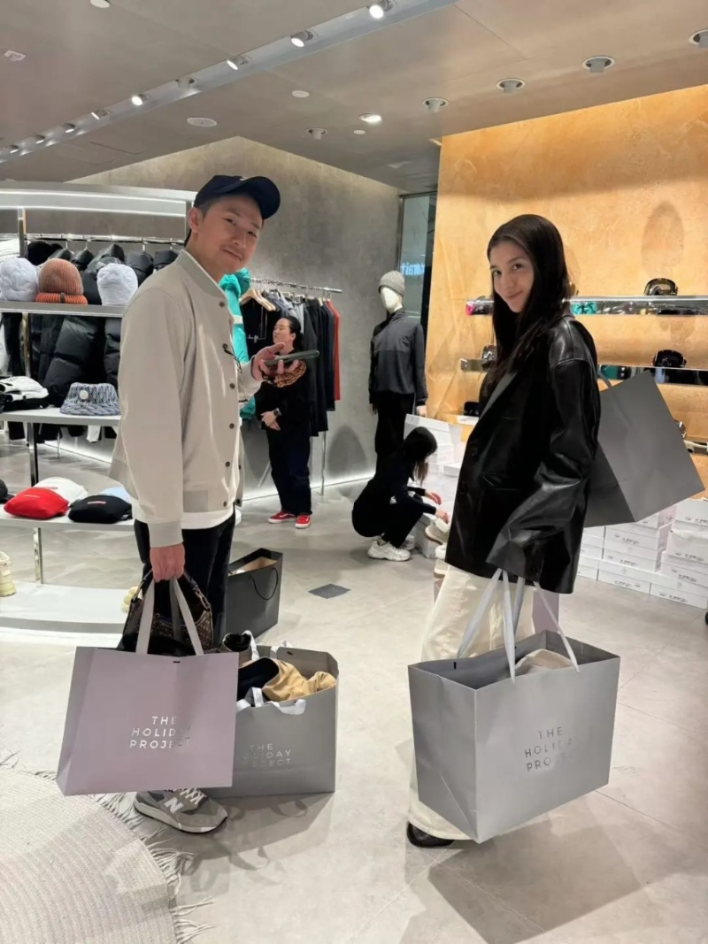 其后施伯雄就在小紅書上分享了一張同吳千語(yǔ)在某商店內(nèi)購(gòu)物的合照。