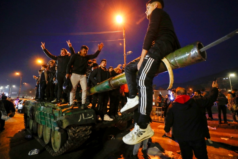 敘利亞反抗軍8日攻入首都大馬士革（Damascus）、宣布“解放”首都，大批民眾隨后上街慶祝，不過大馬士革機(jī)場同時(shí)也有敘利亞民眾奔向登機(jī)口，希望逃離叛軍。