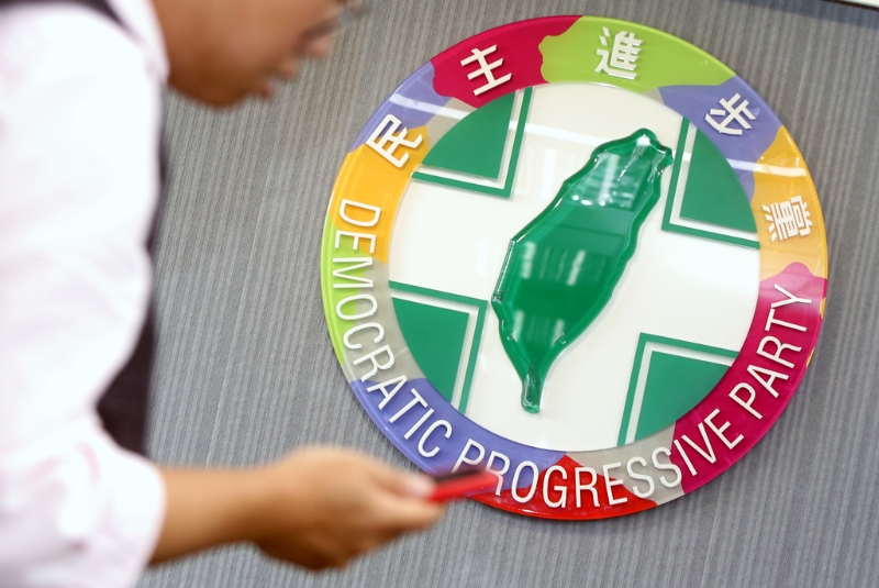 韓國3日發(fā)布緊急戒嚴(yán)，“立院”民進(jìn)黨團(tuán)第一時間在社群發(fā)文附和引發(fā)爭議。