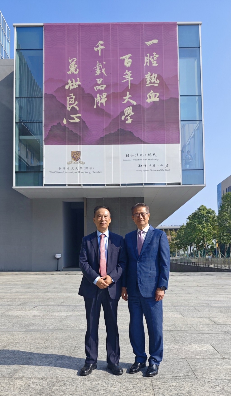 財(cái)政司司長(zhǎng)陳茂波（右）在香港中文大學(xué)（深圳）校長(zhǎng)徐揚(yáng)生陪同下考察校園。