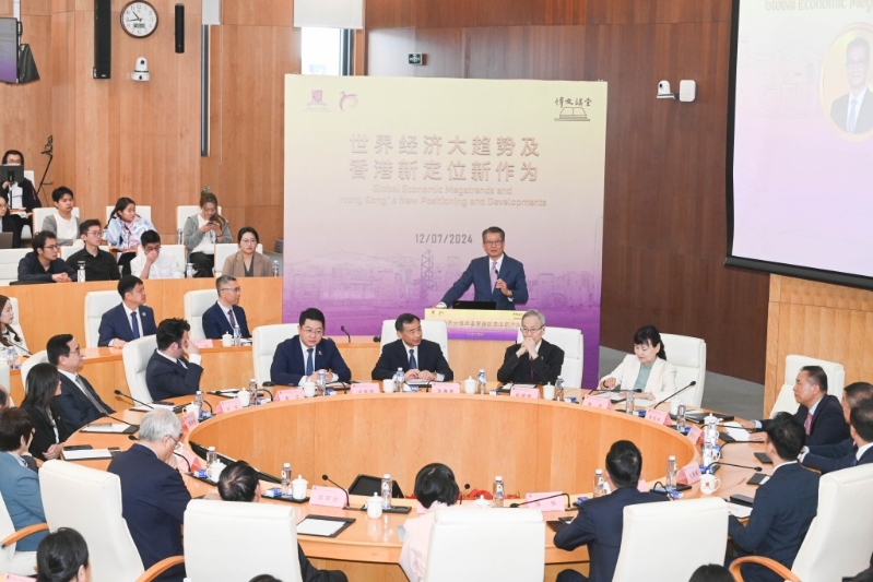 陳茂波為師生作題為《世界經(jīng)濟(jì)大趨勢(shì)及香港新定位新作為》的演講。