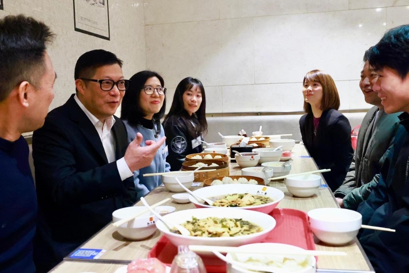 鄧炳強(qiáng)一行人與在杭港商及學(xué)生的陪同下享用地道早餐，并深入了解他們在杭州的生活體驗(yàn)。鄧炳強(qiáng)FB