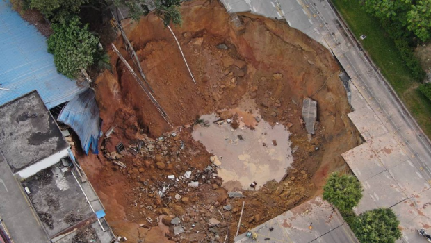 無人機照片可見坍塌范圍甚大。