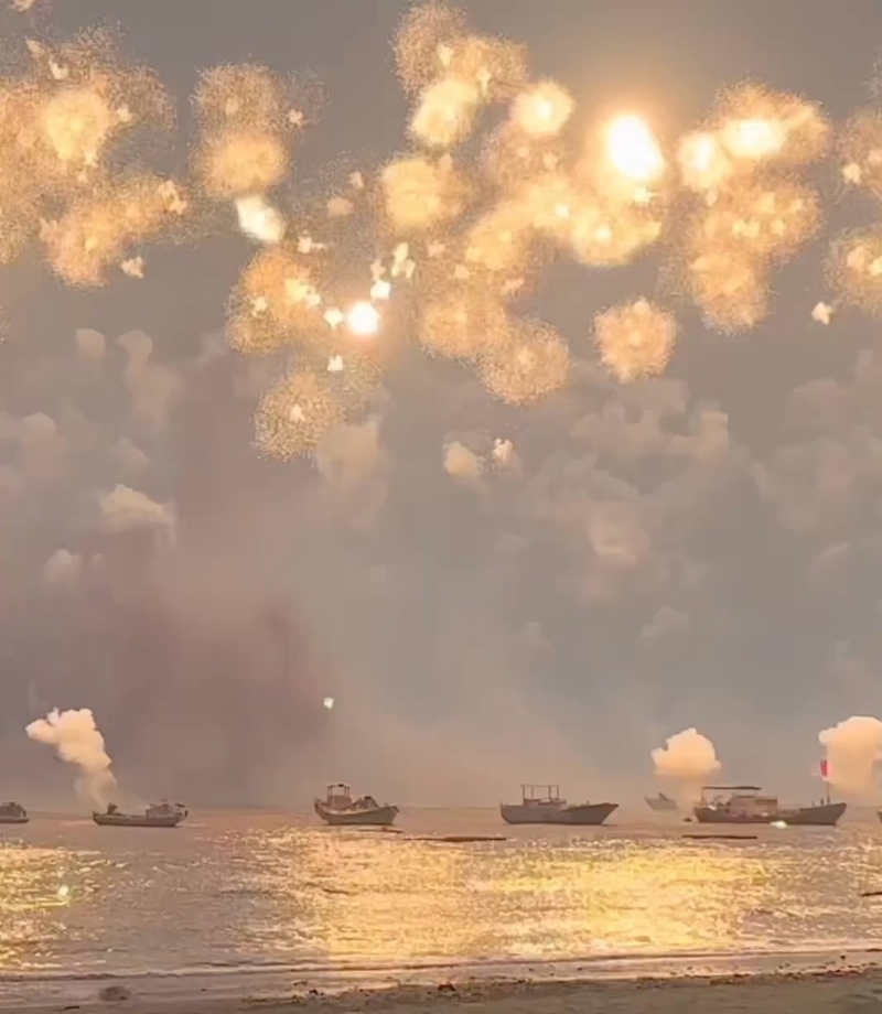 煙花藝術大師蔡國強昨于泉州舉行白天煙花表演