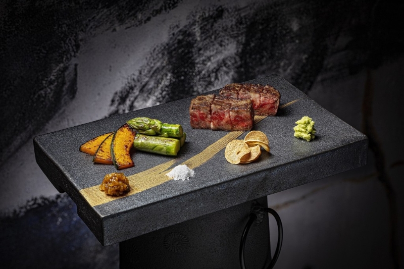 于佳節(jié)期間，可于高級日本鐵板燒Omakase餐廳品嘗由在日本頂級食府工作的資深主廚特別設(shè)計(jì)的鐵板美食。