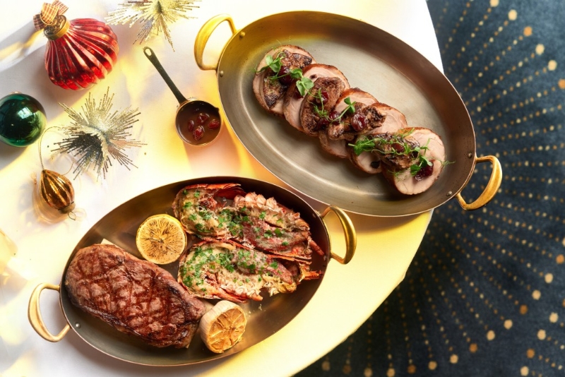 位于新濠天地頤居酒店的御膳扒房采用美國紅橡木煙燻配合精湛的炭火燒烤技藝，完美保存牛扒原有的口感、肉質(zhì)和味道。