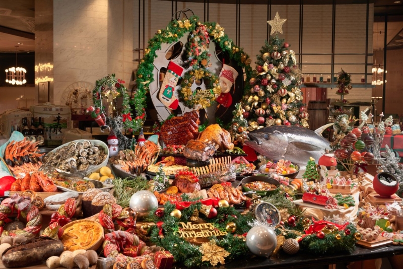 每逢圣誕節(jié)都會(huì)新增圣誕美食，今年就有圣誕烤火雞、香橙蜜汁烤火腿以及一系列繽紛佳節(jié)特色甜點(diǎn)如三重朱古力樹桐蛋糕、圣誕暖紅葡萄酒浸覆盆子及香梨、南瓜批、朱古力噴泉等。