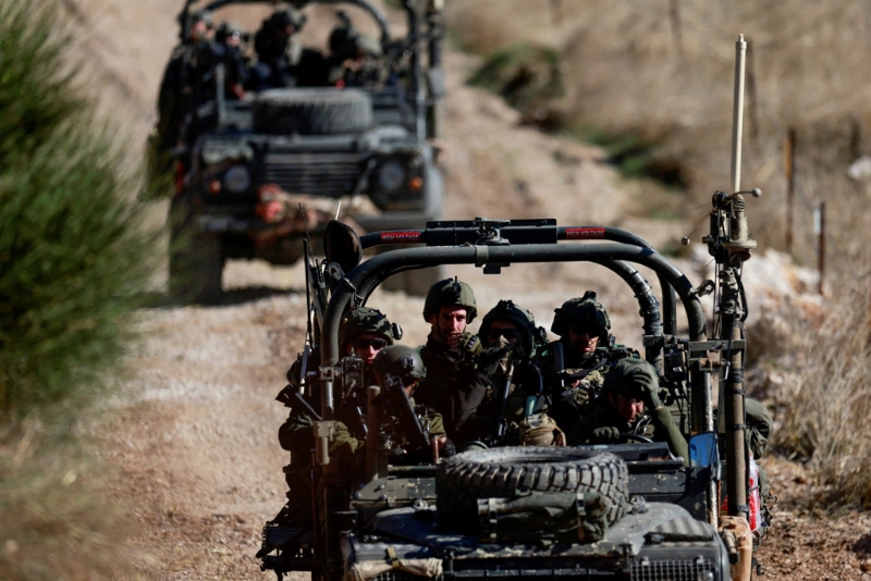 敘利亞變天，以色列總理內(nèi)塔尼亞胡8日證實(shí)，已下令軍隊(duì)暫時(shí)接管以、敘兩國在戈蘭高地的非軍事緩沖區(qū)。 圖為8日在戈蘭高地以敘?；鹁€附近的以軍。 （路透社）